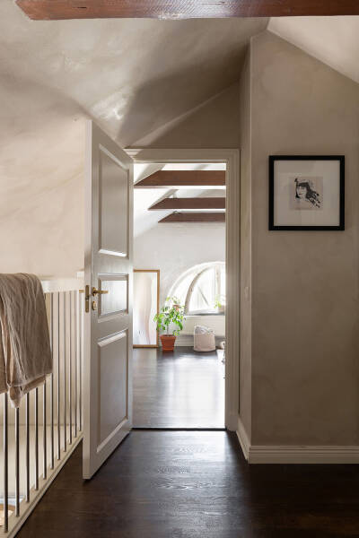 Штукатурка на стенах и спальни под крышей: двухэтажная квартира в Швеции Штукатурка на стенах и спальни под крышей: двухэтажная квартира в Швеции