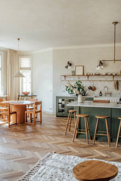 Прекрасная английская кухня в большой немецкой квартире Прекрасная английская кухня в большой немецкой квартире