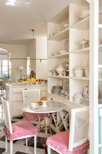 Обаятельная белая квартира с террасой в Барселоне Обаятельная белая квартира с террасой в Барселоне