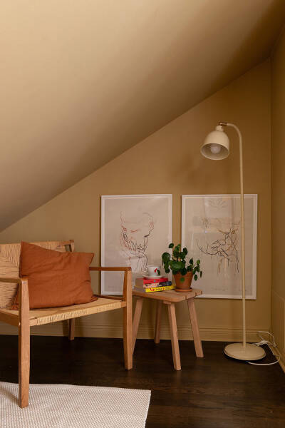 Штукатурка на стенах и спальни под крышей: двухэтажная квартира в Швеции Штукатурка на стенах и спальни под крышей: двухэтажная квартира в Швеции