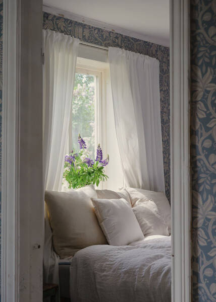 Царство цветочных обоев в красивом деревенском домике в Швеции Царство цветочных обоев в красивом деревенском домике в Швеции