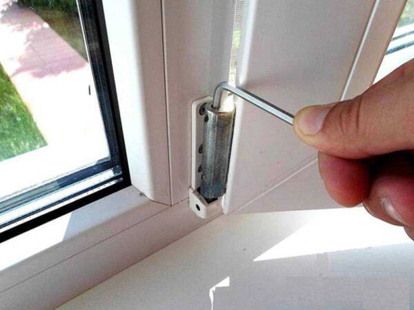 Почему появляется сквозняк со стороны петель пластикового окна и как его устранить — советы Почему появляется сквозняк со стороны петель пластикового окна и как его устранить — советы