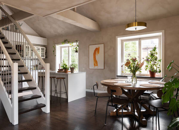 Штукатурка на стенах и спальни под крышей: двухэтажная квартира в Швеции Штукатурка на стенах и спальни под крышей: двухэтажная квартира в Швеции