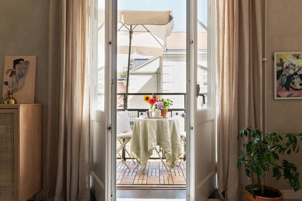 Штукатурка на стенах и спальни под крышей: двухэтажная квартира в Швеции Штукатурка на стенах и спальни под крышей: двухэтажная квартира в Швеции