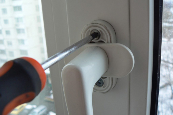 Что предпринять, когда не хочет открываться балконная дверь? Что предпринять, когда не хочет открываться балконная дверь?