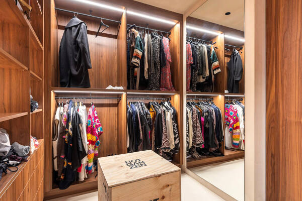 Стильный современный интерьер в доме на канале в Амстердаме Стильный современный интерьер в доме на канале в Амстердаме