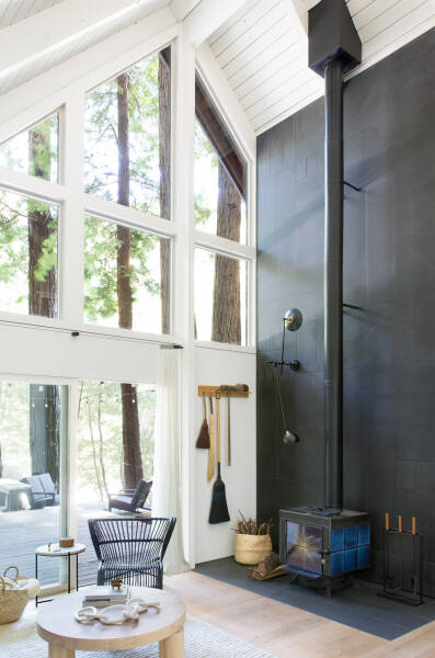 Прекрасный лесной домик со стильными черно-белыми интерьерами Прекрасный лесной домик со стильными черно-белыми интерьерами