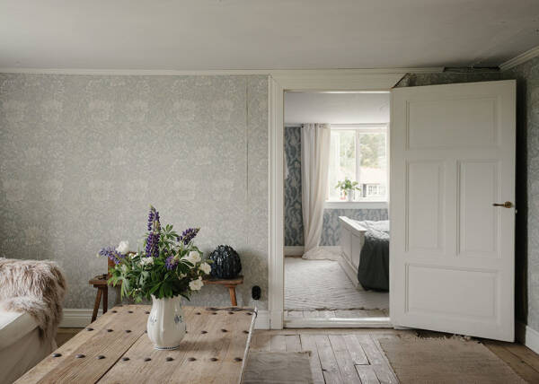 Царство цветочных обоев в красивом деревенском домике в Швеции Царство цветочных обоев в красивом деревенском домике в Швеции