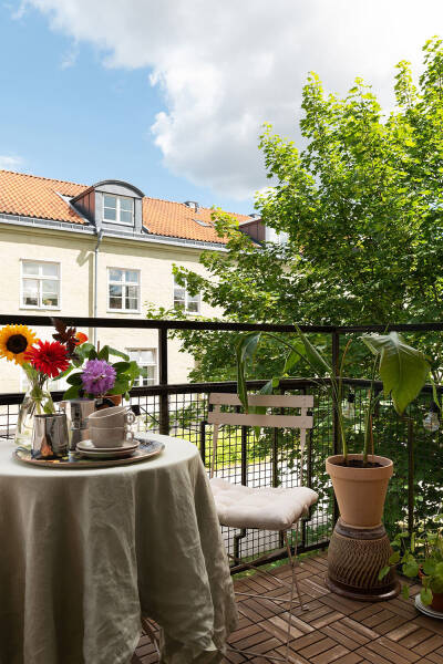 Штукатурка на стенах и спальни под крышей: двухэтажная квартира в Швеции Штукатурка на стенах и спальни под крышей: двухэтажная квартира в Швеции