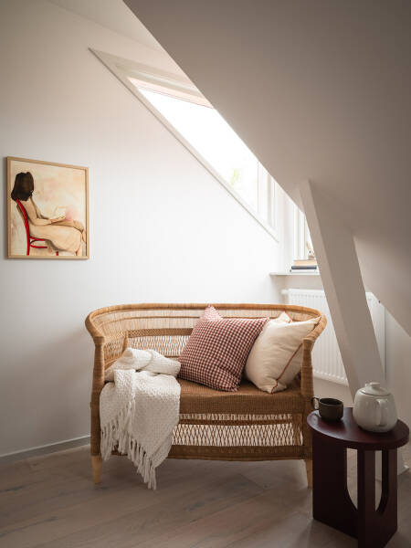 Небольшая мансарда с открытой планировкой и теплым декором (35 кв. м) Небольшая мансарда с открытой планировкой и теплым декором (35 кв. м)