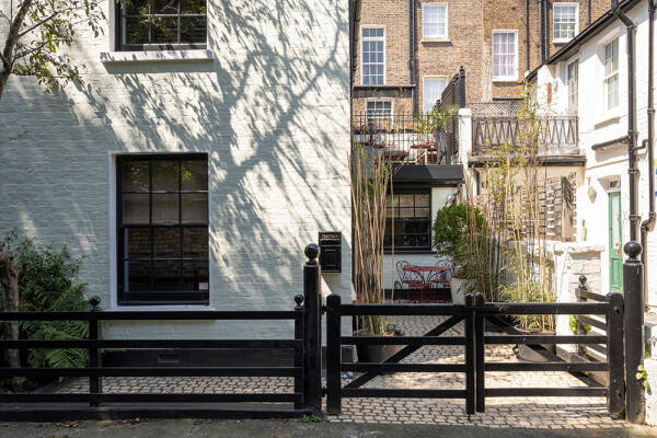 Небольшой дом в Лондоне с черными акцентами в декоре Небольшой дом в Лондоне с черными акцентами в декоре