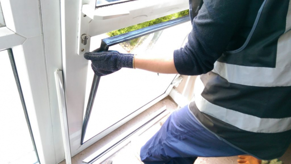 Что предпринять, когда не хочет открываться балконная дверь? Что предпринять, когда не хочет открываться балконная дверь?