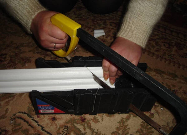 Как сделать угол на потолочном плинтусе Как сделать угол на потолочном плинтусе