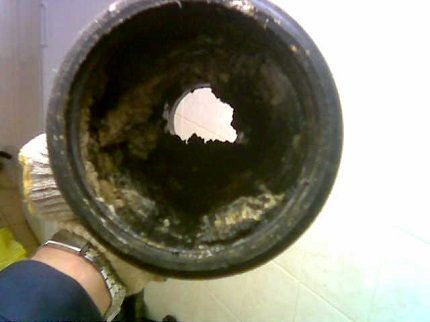 Засор канализации в частном доме: средства для очистки и инструкция их применения Засор канализации в частном доме: средства для очистки и инструкция их применения