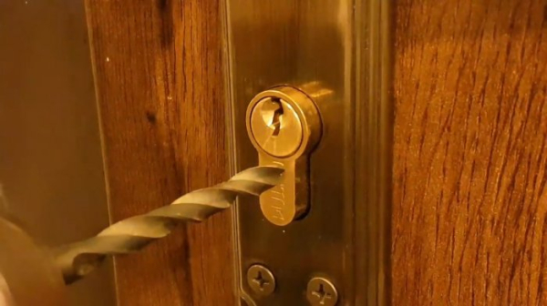 Как правильно высверлить личинку замка входной двери: пошаговая инструкция Как правильно высверлить личинку замка входной двери: пошаговая инструкция