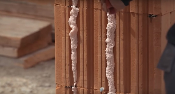 Как приподнять бетонную плиту и быстро построить кирпичный дом Как приподнять бетонную плиту и быстро построить кирпичный дом