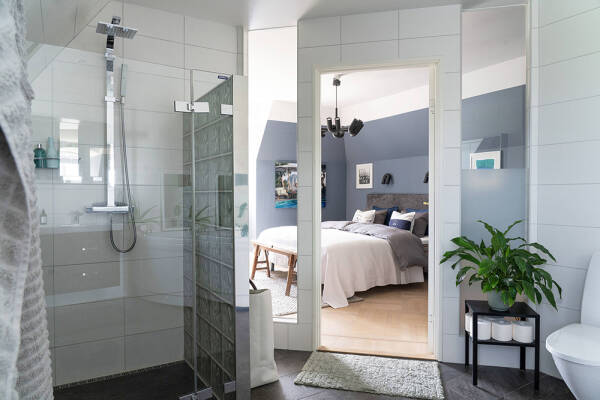 Оттенки синего и современное искусство: просторная квартира в Швеции с видом на озеро Оттенки синего и современное искусство: просторная квартира в Швеции с видом на озеро