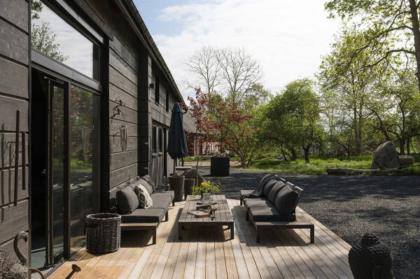 Стильный дом с чёрными элементами в декоре на месте старого амбара Стильный дом с чёрными элементами в декоре на месте старого амбара