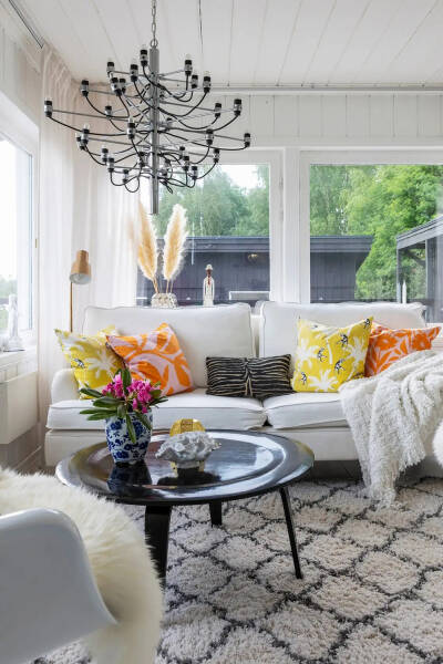 Уютный домик у озера в Швеции с белыми интерьерами Уютный домик у озера в Швеции с белыми интерьерами