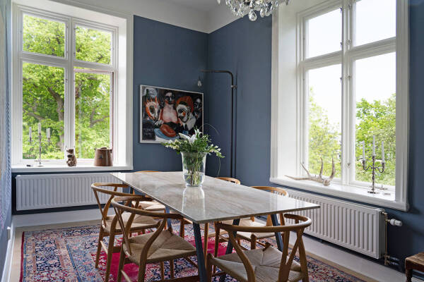 Оттенки синего и современное искусство: просторная квартира в Швеции с видом на озеро Оттенки синего и современное искусство: просторная квартира в Швеции с видом на озеро