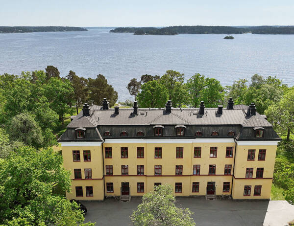 Оттенки синего и современное искусство: просторная квартира в Швеции с видом на озеро Оттенки синего и современное искусство: просторная квартира в Швеции с видом на озеро