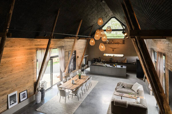 Стильный дом с чёрными элементами в декоре на месте старого амбара Стильный дом с чёрными элементами в декоре на месте старого амбара