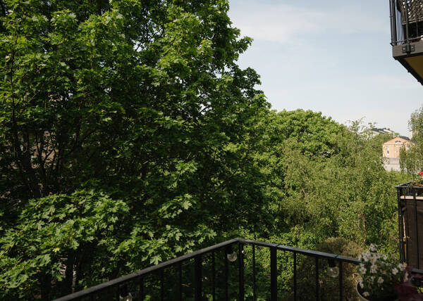 Маленькая шведская квартира с тёмным полом и спальней в нише (35 кв. м) Маленькая шведская квартира с тёмным полом и спальней в нише (35 кв. м)