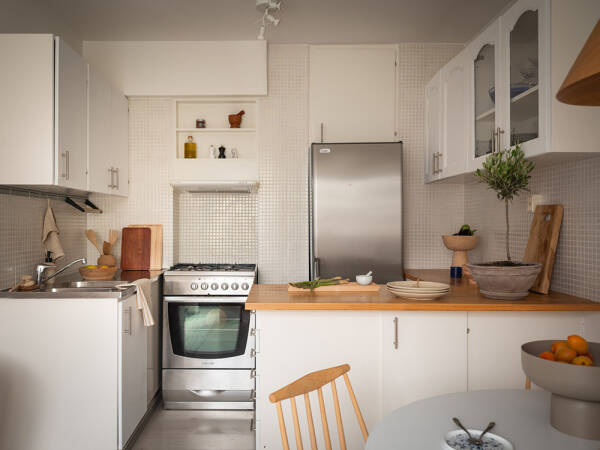 Яркая небольшая квартира-студия на последнем этаже (39 кв. м) Яркая небольшая квартира-студия на последнем этаже (39 кв. м)