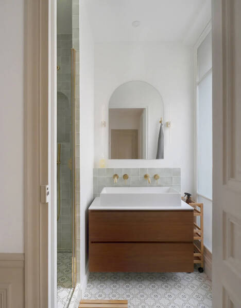 Арки, окна в пол и современные нотки: квартиры в старом доме в Париже Арки, окна в пол и современные нотки: квартиры в старом доме в Париже