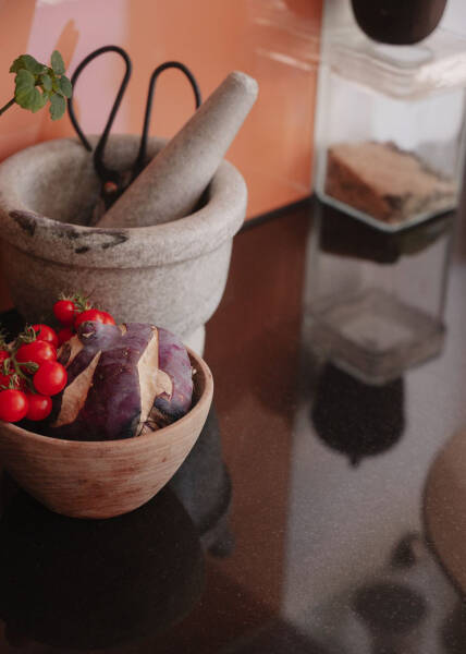 Маленькая шведская квартира с тёмным полом и спальней в нише (35 кв. м) Маленькая шведская квартира с тёмным полом и спальней в нише (35 кв. м)