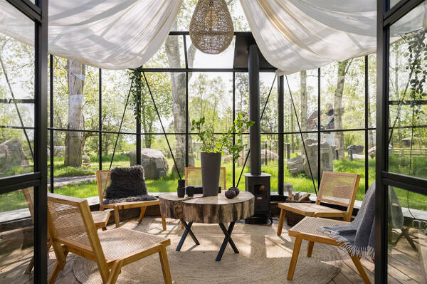 Стильный дом с чёрными элементами в декоре на месте старого амбара Стильный дом с чёрными элементами в декоре на месте старого амбара