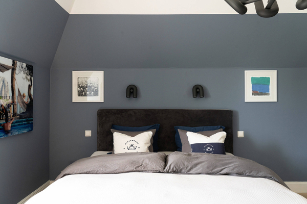 Оттенки синего и современное искусство: просторная квартира в Швеции с видом на озеро Оттенки синего и современное искусство: просторная квартира в Швеции с видом на озеро