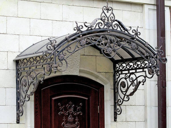 Навес над крыльцом входной двери Навес над крыльцом входной двери