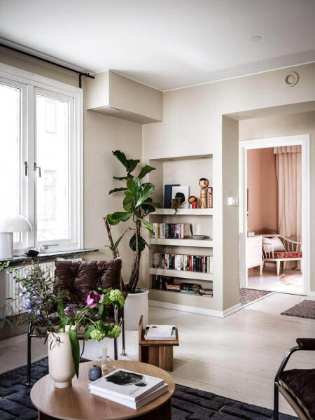 Скандинавская квартира с бежевой гостиной и терракотовой спальней (68 кв. м)