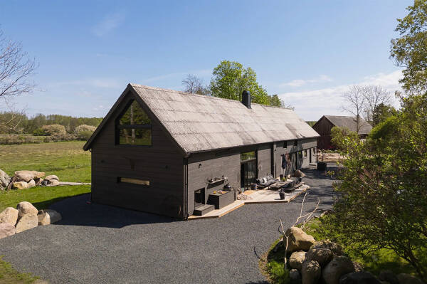 Стильный дом с чёрными элементами в декоре на месте старого амбара Стильный дом с чёрными элементами в декоре на месте старого амбара