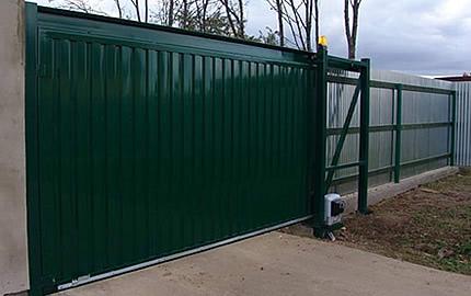 Установка ворот из профнастила с элементами ковки