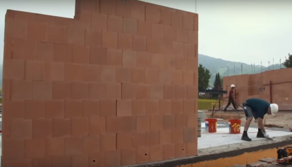 Как приподнять бетонную плиту и быстро построить кирпичный дом Как приподнять бетонную плиту и быстро построить кирпичный дом