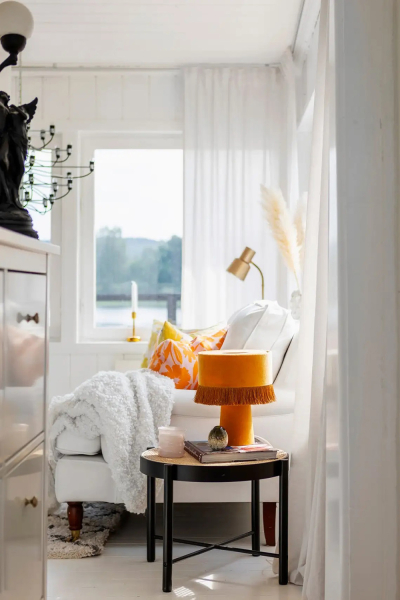 Уютный домик у озера в Швеции с белыми интерьерами Уютный домик у озера в Швеции с белыми интерьерами