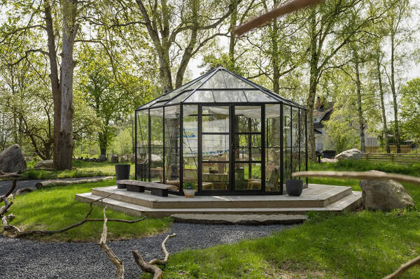 Стильный дом с чёрными элементами в декоре на месте старого амбара Стильный дом с чёрными элементами в декоре на месте старого амбара