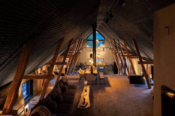 Стильный дом с чёрными элементами в декоре на месте старого амбара Стильный дом с чёрными элементами в декоре на месте старого амбара