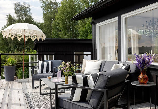 Уютный домик у озера в Швеции с белыми интерьерами Уютный домик у озера в Швеции с белыми интерьерами