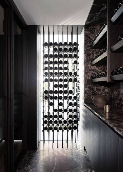 Натуральный камень и чёрные акценты: стильные апартаменты с садом в Сиднее Натуральный камень и чёрные акценты: стильные апартаменты с садом в Сиднее