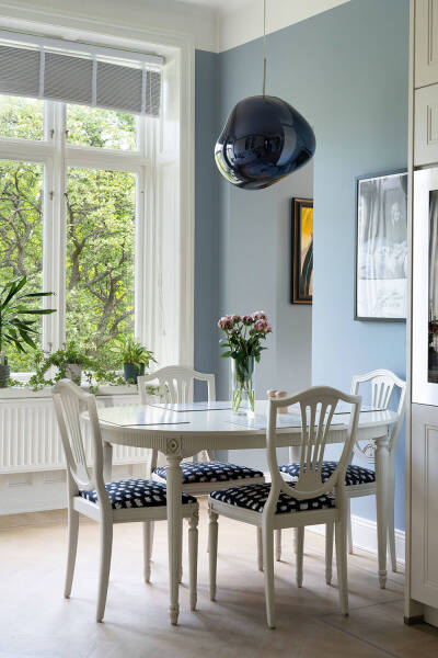 Оттенки синего и современное искусство: просторная квартира в Швеции с видом на озеро Оттенки синего и современное искусство: просторная квартира в Швеции с видом на озеро