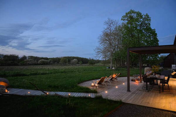 Стильный дом с чёрными элементами в декоре на месте старого амбара Стильный дом с чёрными элементами в декоре на месте старого амбара