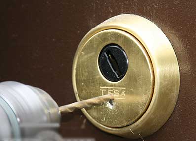 Как правильно высверлить личинку замка входной двери: пошаговая инструкция Как правильно высверлить личинку замка входной двери: пошаговая инструкция