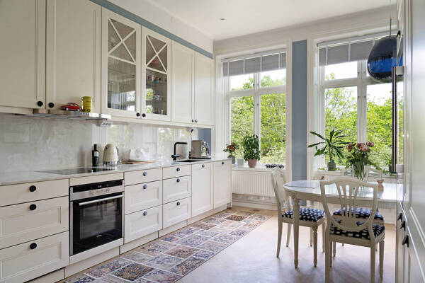 Оттенки синего и современное искусство: просторная квартира в Швеции с видом на озеро Оттенки синего и современное искусство: просторная квартира в Швеции с видом на озеро