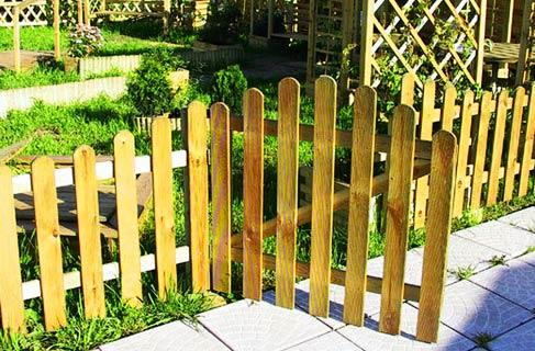 Декоративные деревянные заборы для сада