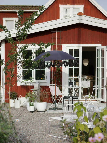 Красный коттедж с белоснежными окнами: прекрасная дача в Швеции Красный коттедж с белоснежными окнами: прекрасная дача в Швеции