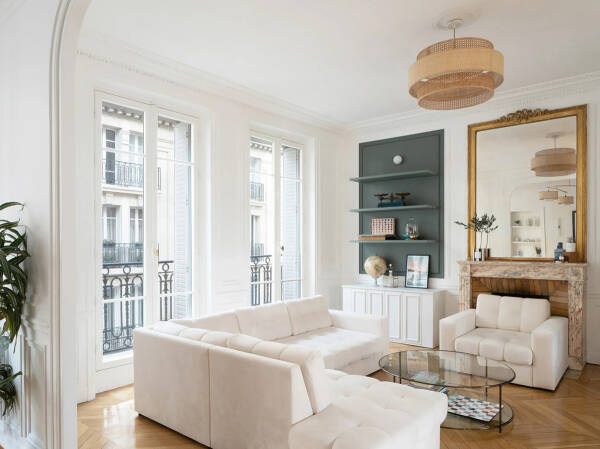 Арки, окна в пол и современные нотки: квартиры в старом доме в Париже Арки, окна в пол и современные нотки: квартиры в старом доме в Париже