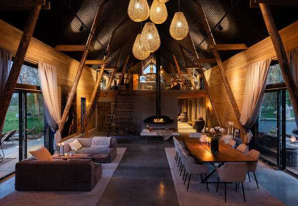 Стильный дом с чёрными элементами в декоре на месте старого амбара Стильный дом с чёрными элементами в декоре на месте старого амбара